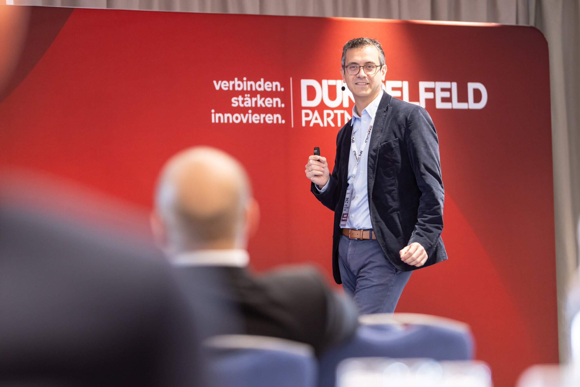 Ramón Romero Pérez auf der Bühne beim Dümpelfeld Partners CPO-Summit