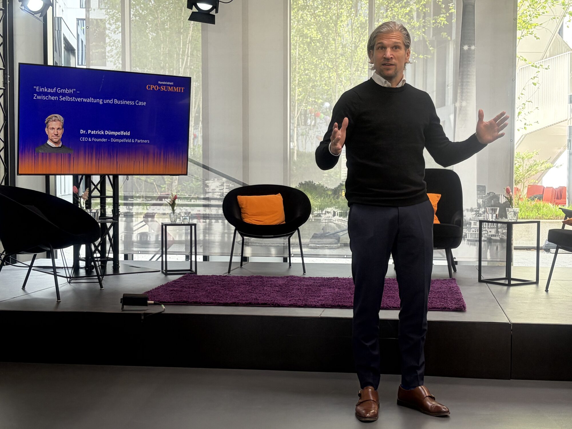 Dr. Patrick Dümpelfeld auf der Bühne des Handelsblatt CPO-Summit
