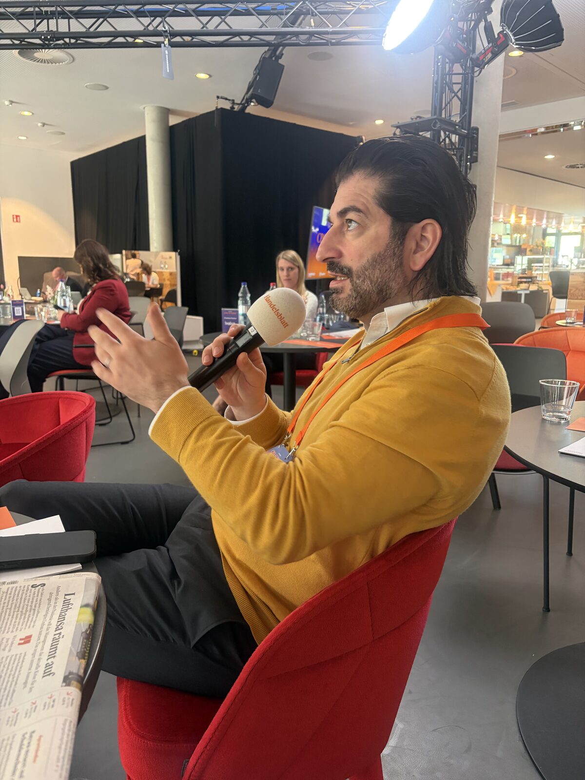 Diskussionsbeitrag am Handelsblatt-Mikrofon beim CPO-Summit