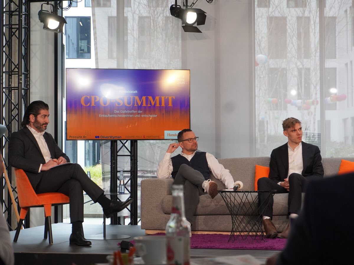 Panel-Diskussion auf der Bühne des Handelsblatt CPO-Summit vor dem Dümpelfeld-&-Partners-Backdrop