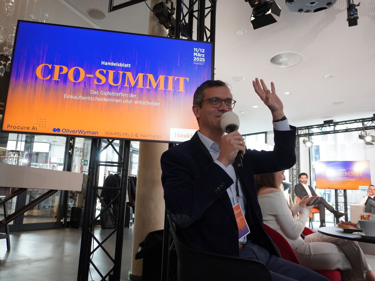 Impulsbeitrag auf der Bühne des CPO-Summit vor dem Dümpelfeld-&-Partners-Screen