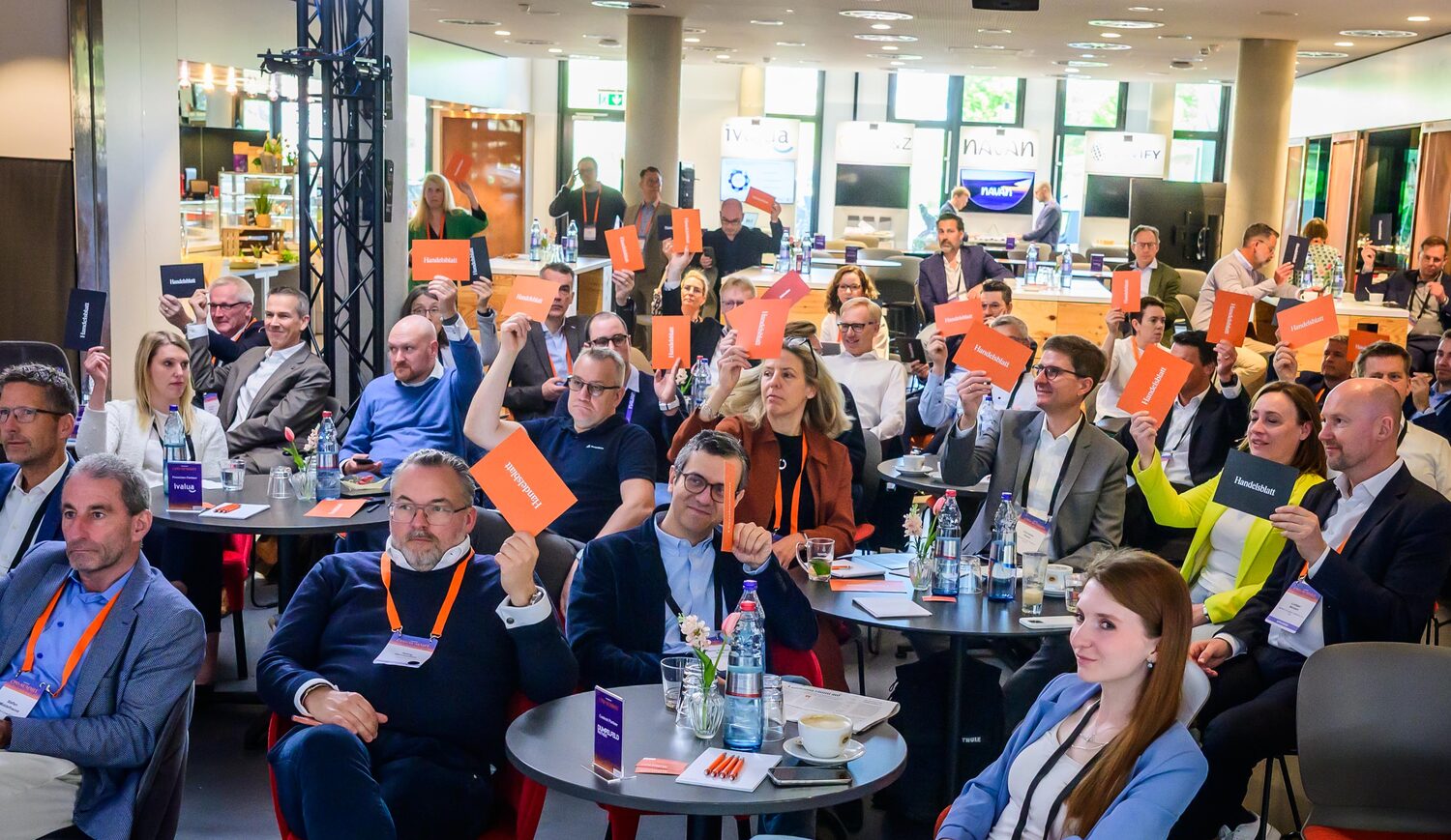 Teilnehmer des CPO-Summit stimmen mit Handelsblatt-Karten ab