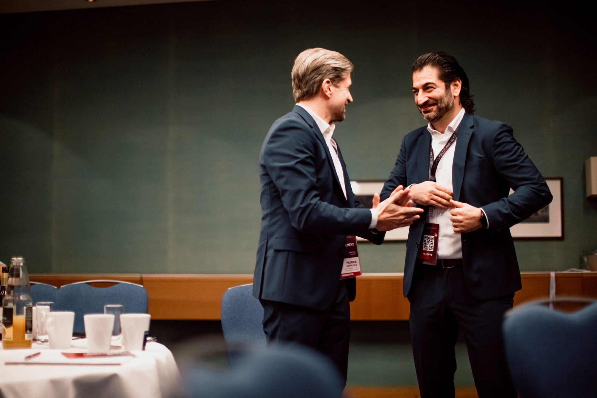 Anerkennung und Handschlag auf der Bühne des Interim Procurement Summit