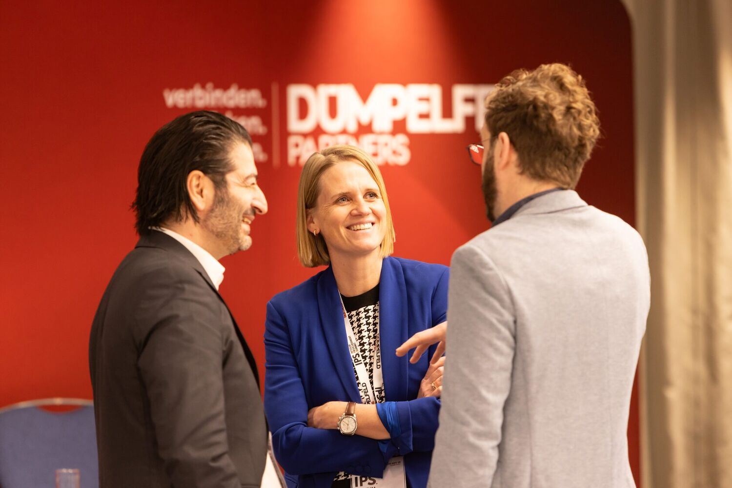 Austausch in kleiner Runde vor dem Backdrop des Interim Procurement Summit