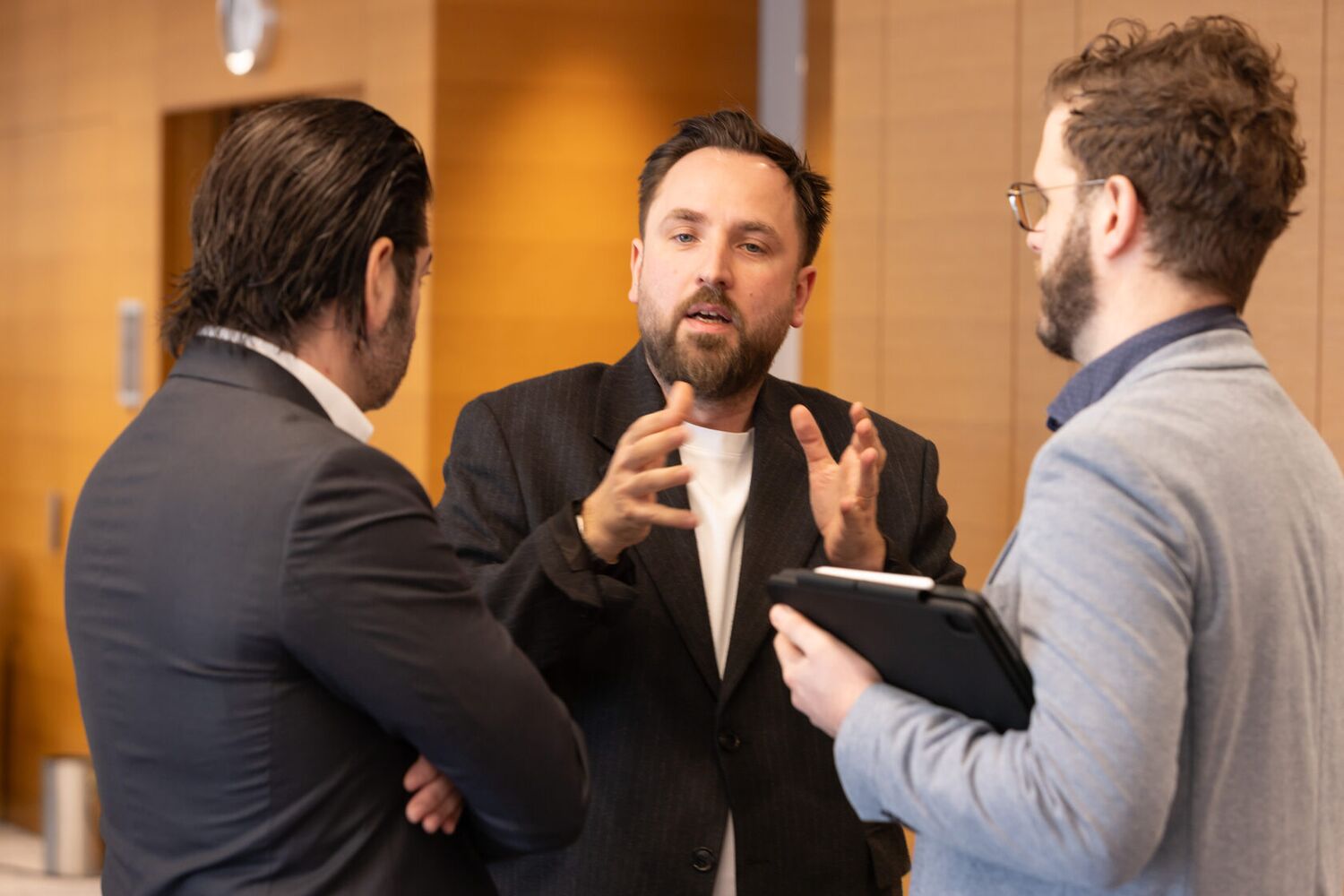 Fachgespräch zwischen Interim Managern am Rande des Interim Procurement Summit