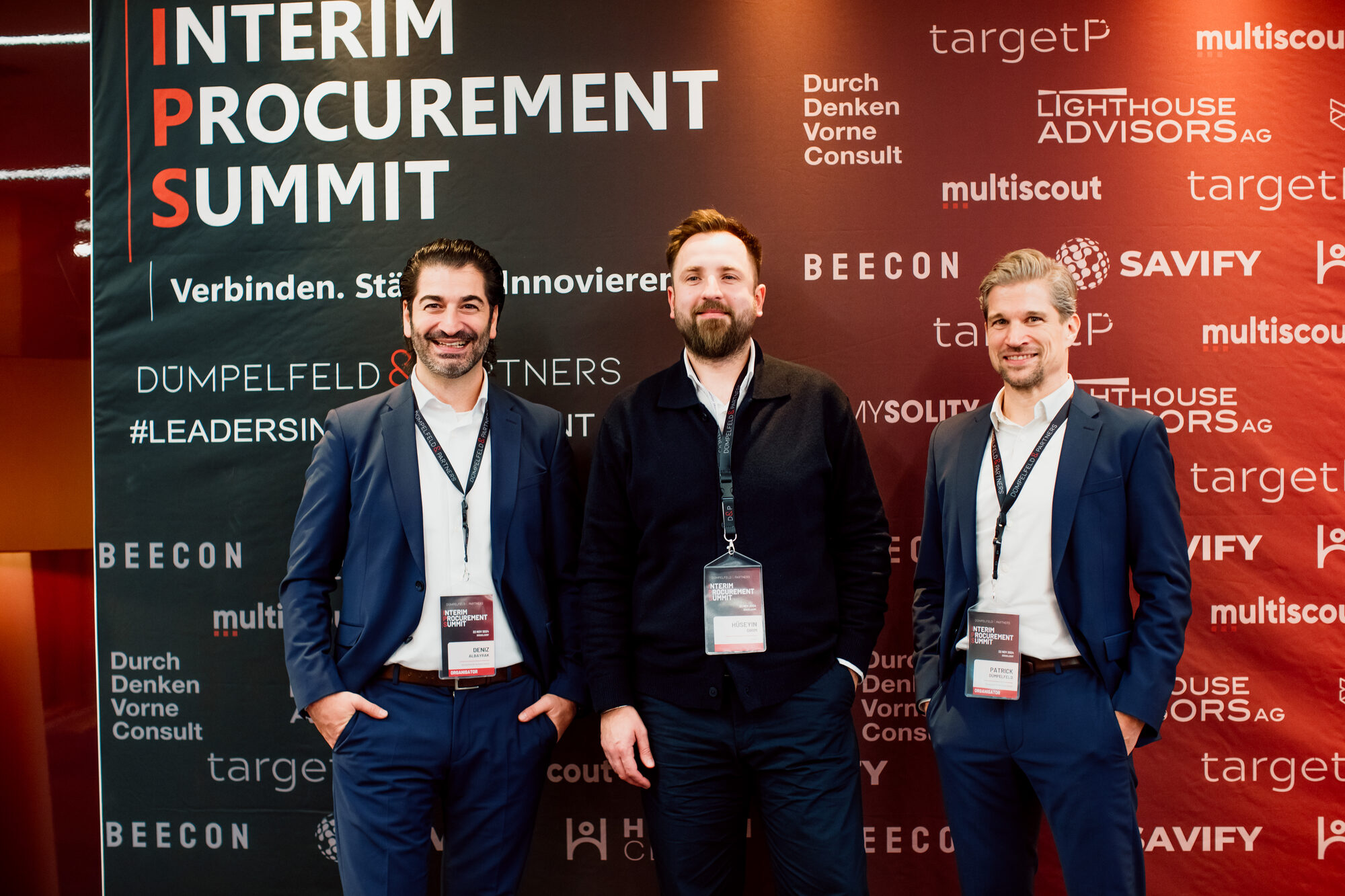 Gastgeber vor dem Backdrop des Interim Procurement Summit