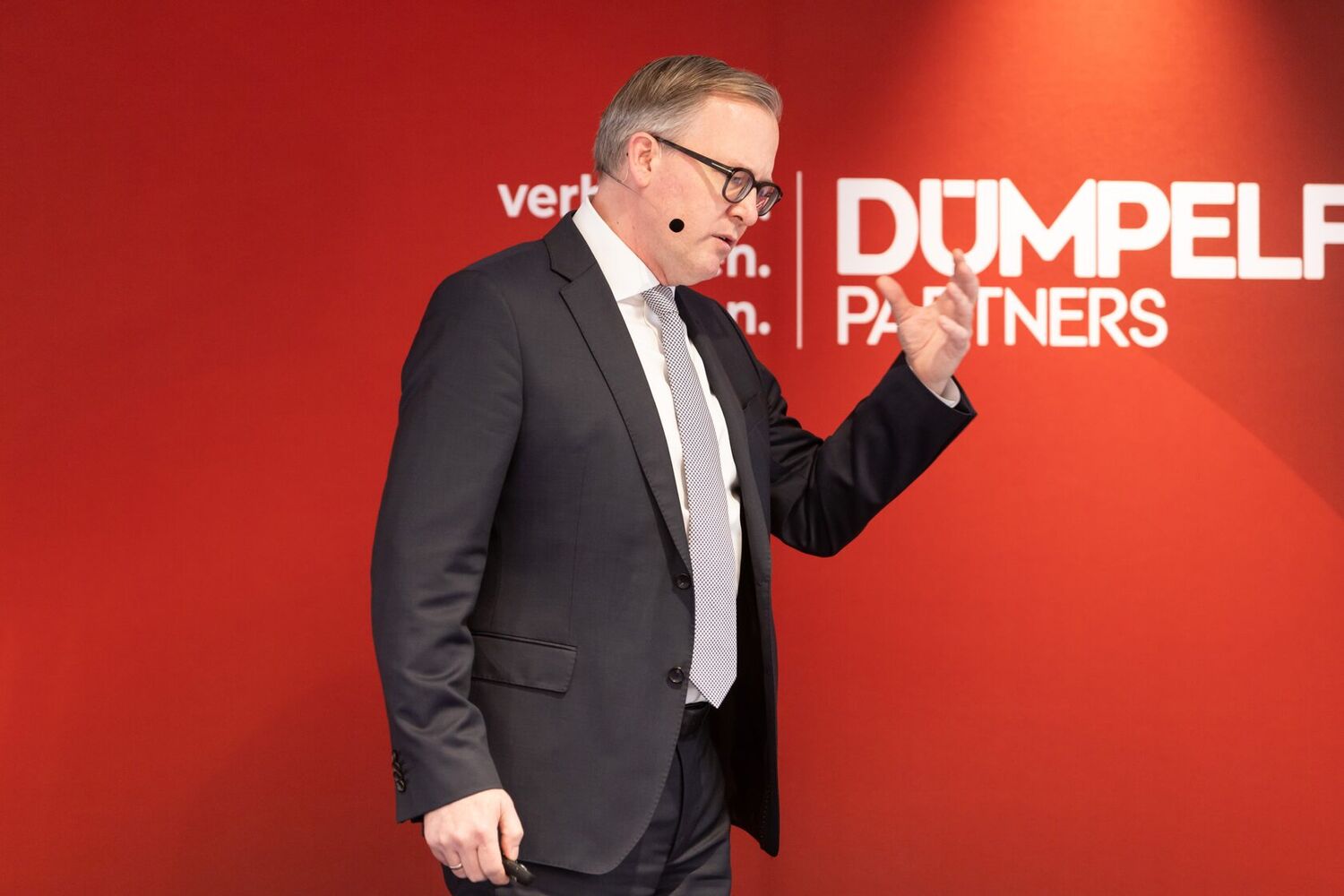 Impulsbeitrag vor dem Dümpelfeld-Partners-Backdrop beim Interim Procurement Summit