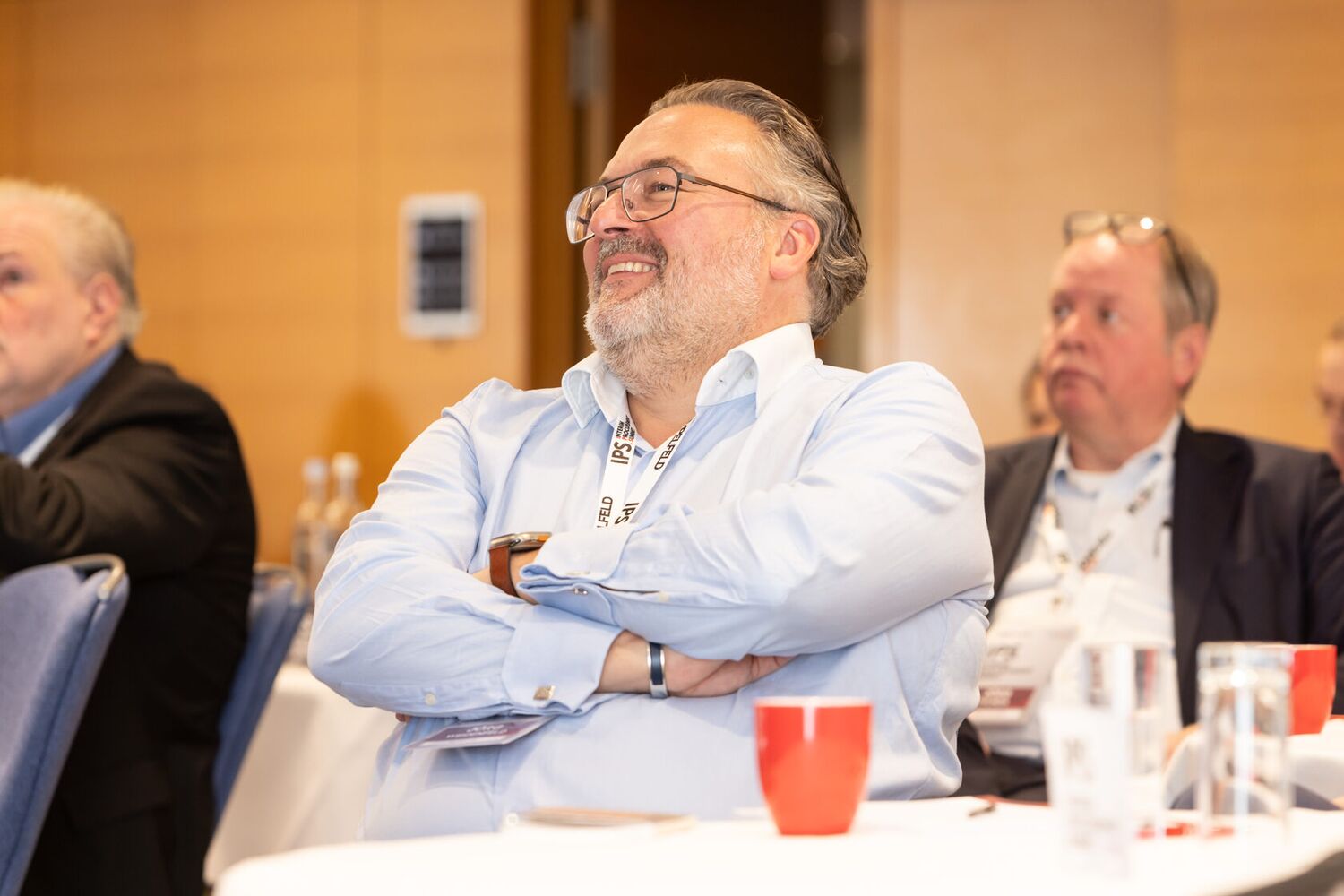 Aufmerksame Teilnehmer im Publikum des Interim Procurement Summit