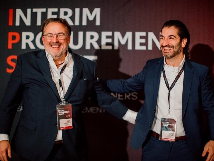 Gastgeber Ramón Romero Pérez auf der Bühne des Interim Procurement Summit